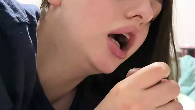 Genç (18+) Öğrencinin Ev Yapımı Videosu Boşalma Ile Sona Eriyor