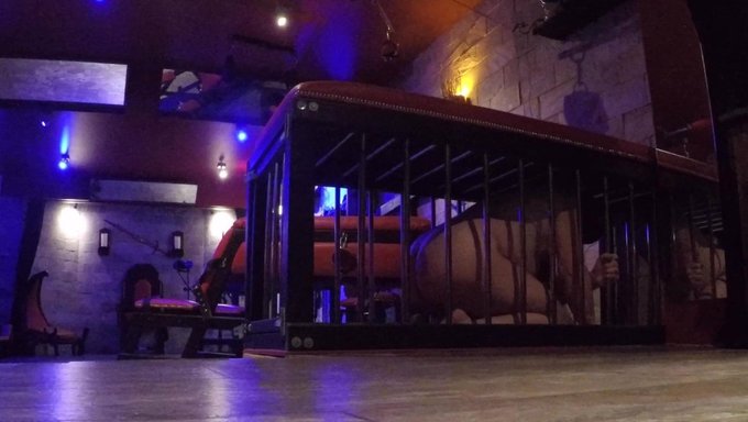 Cfnm Mistress, Bdsm Ile Femdom Kölesinin Kontrolünü Ele Geçiriyor