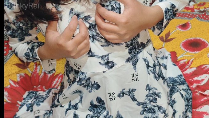 Pembe Rai Bhabhi'Nin Kocası Ona El Işi Ve Sert Sikiş Veriyor