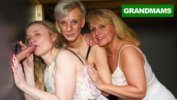 Yakın Çekimler Ve Genç (18+) Katılımcılarla Sarışın Büyükanne Orgisi