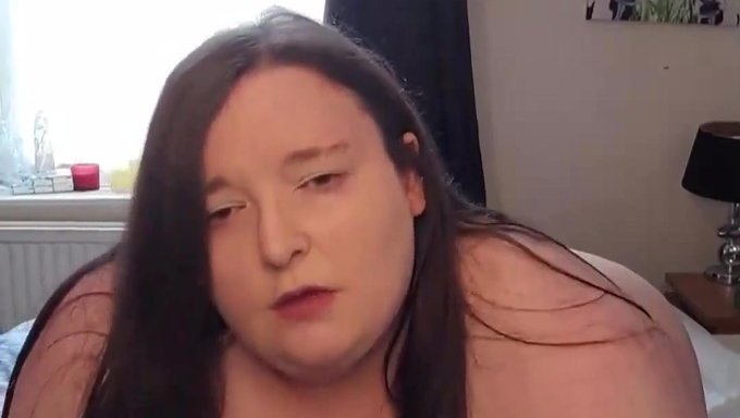 Kahverengi Güzellik Amatör Ssbbw Seks Videosunda Dildo Üzerinde Sürüyor