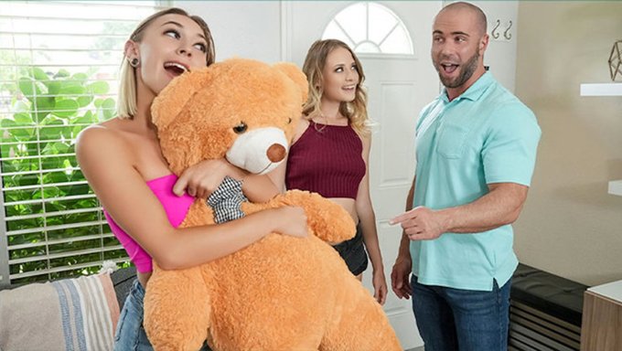 Masum Üvey Kız Kardeş, Aile Üçlüsünde Sapık Üvey Erkek Kardeşinden Derin Boğaz Becerilerini Öğreniyor