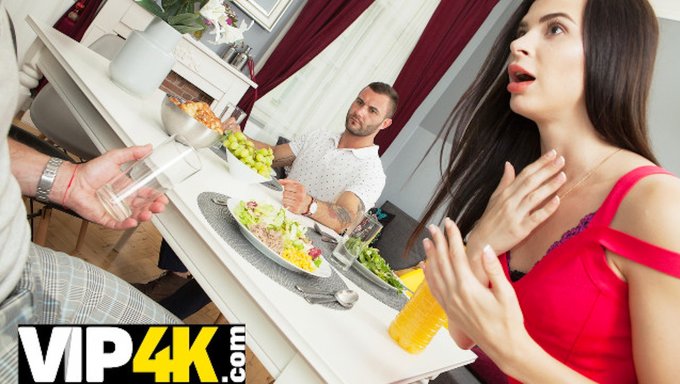 Hunt4k: Parası Olan Bir Adam, Kız Arkadaşının Onunla Seks Yaptığını Unutturmak Için Onu Kullanır.