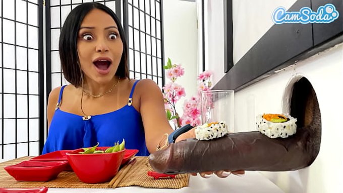 Asyalı Genç Kız, Glory Hole Restoranında Kocaman Memeli Milf Ile Sevişiyor.