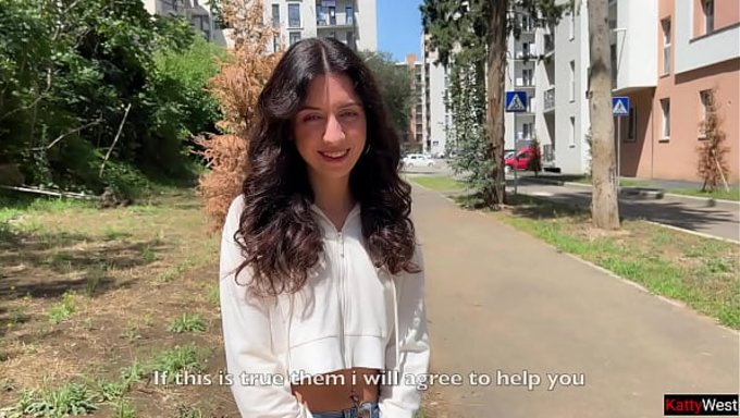 Sokak Tavlama Çılgınlaşıyor, Kadın Ondan Halka Açık Bir Yerde Suratına Boşalmasını Istiyor.