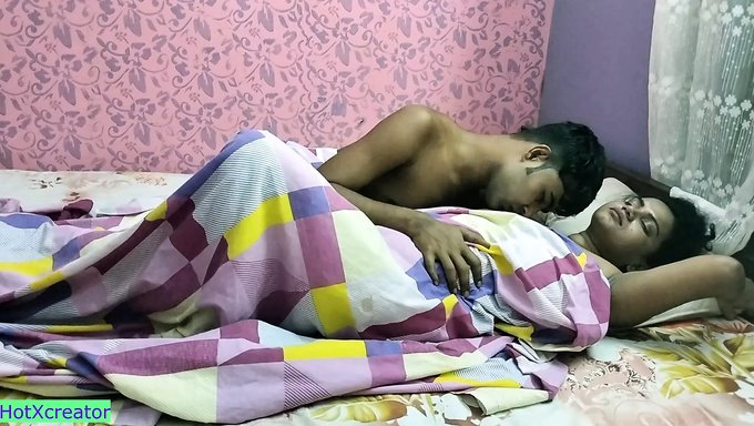 Büyük Göğüslü Bhabhi, Amını Yalatıyor Ve Spermi Yutuyor!
