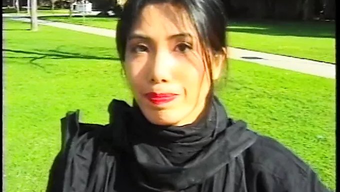 Esmer Asyalı Kadın Bir Koltukta Bir Adamdan Anal Ve Yüze Boşalma Alıyor