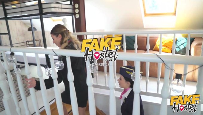 Üç Hostes, Sahte Bir Pansiyonda Büyük Bir Yarrağı Zevkle Tatmin Ediyor