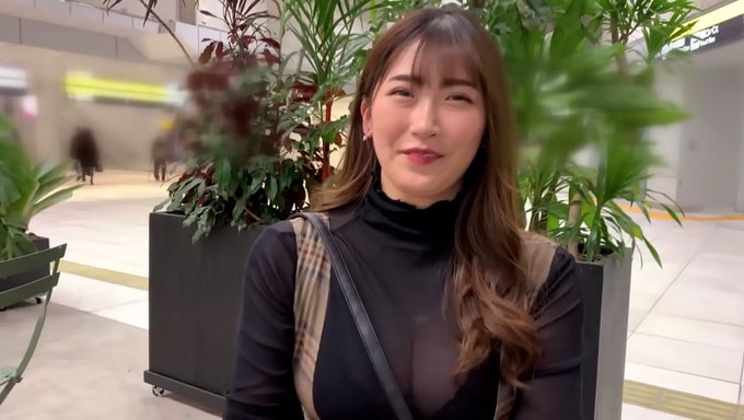 Kıvrımlı Bir Vücuda Ve Seksi Bir Gülümsemeye Sahip Muhteşem Bir Kızın Yer Aldığı Pov Bir Video
