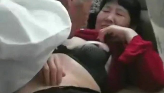 Yaşlı Bir Asyalı Çiftle Cfnm Araba Seks