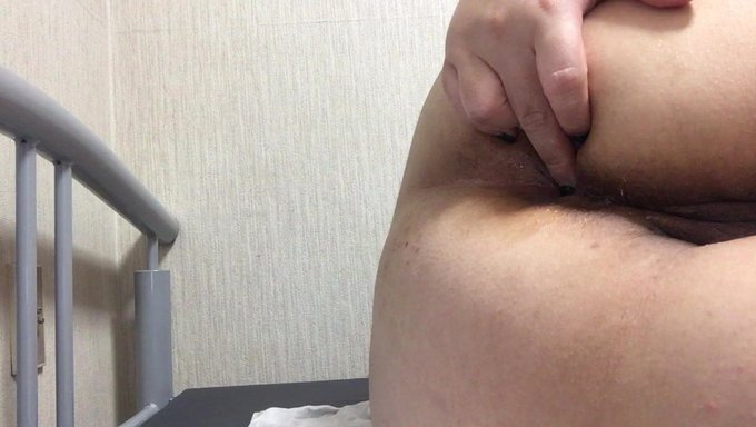 Büyük Kalçalı Japon Genç Anal Fişle Mastürbasyon Yapıyor