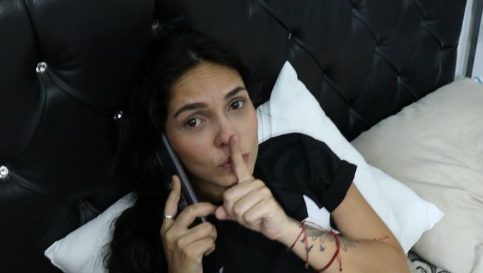 Büyük Popolu Üvey Kız Kardeş Ev Yapımı Videoda Sikişiyor