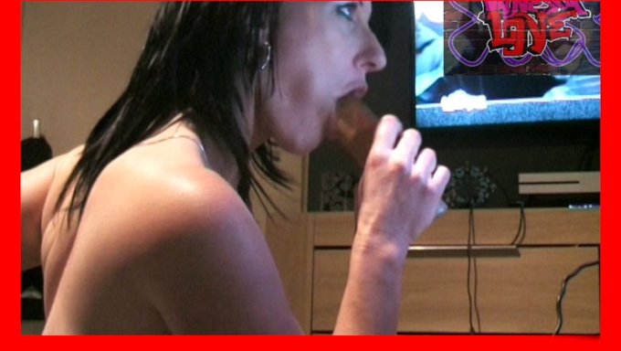 Amatör Milf'In Meme Uçları Ve Boğazı Tapınıyor