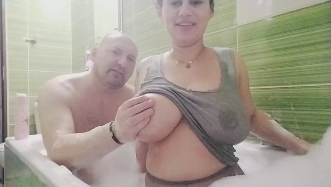 Büyük Meme Uçları Ve Islak Çorap: Sıcak Bir Banyo Seansı