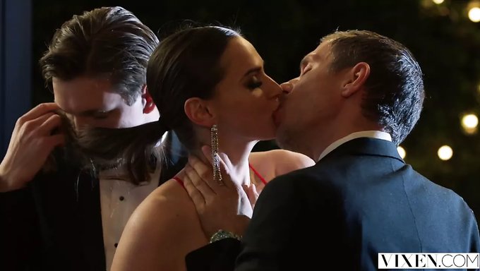 Vajina Sikiş Ve Üçlü: Tori Black'In Son Porno Videosu