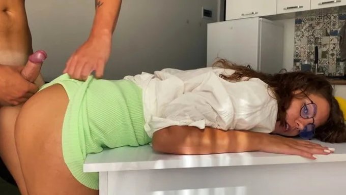 Küçük Betsy'M Bu Sıcak Videoda Yüzüne Boşalıyor