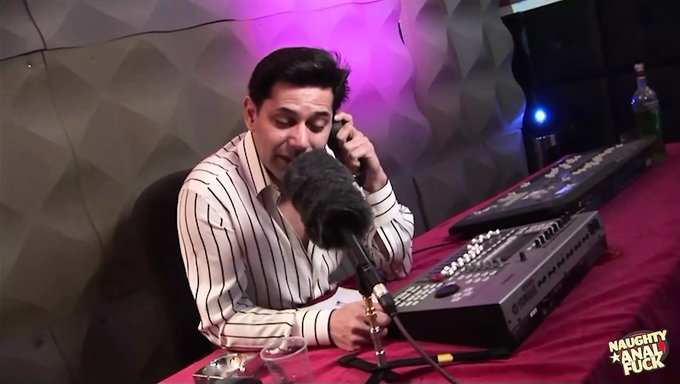 Bu Radyo Sunucusunun Şanslı Rockstar Çifti Için Anal Ve Oral