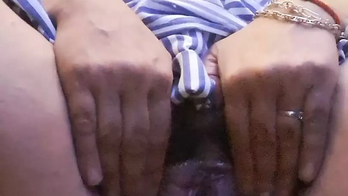 Tüylü Amcıklı Milf, Sert Bir Yolculuk Alıyor