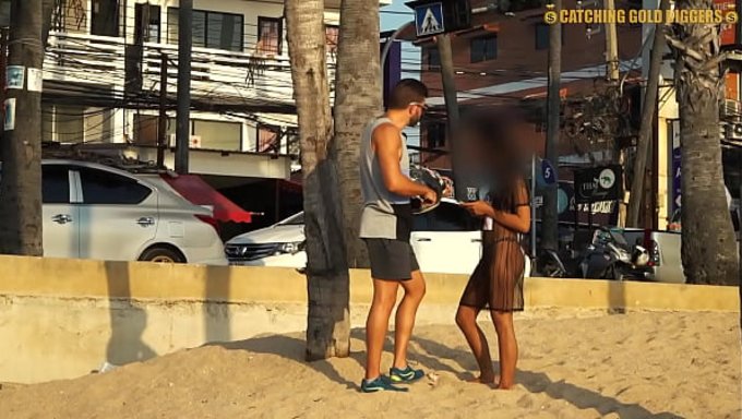 Bir Motosiklet Yolculuğu, Güzel Bir Taylandlı Kadınla Vahşi Bir Anal Seks Deneyimine Yol Açıyor.
