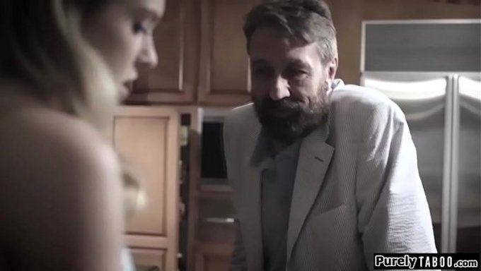 Büyük Göğüslü Sarışın Giselle Palmer, Mutfakta En Yakın Arkadaşı Tarafından Sikişiyor.