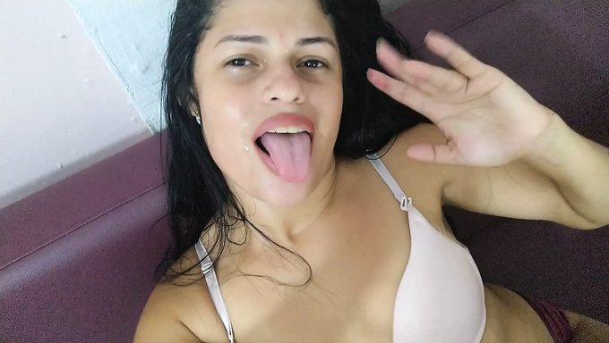 Büyük Göğüslü Genç, Cuckold Seks Orgisinde Sigara Içiyor Ve Pis Konuşuyor