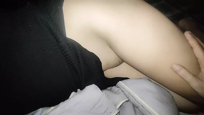 Annenin Küçük Yardımcısı: Genç (18+) Olgun Üvey Anneye Büyük Doğal Göğüslerin Keyfini Çıkarmayı Öğretiyor