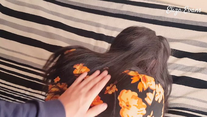 Genç (18+) Ve Milf Annesi Cowgirl Pozisyonunda Beceriliyor