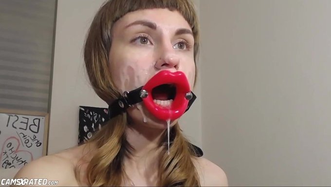 Ağzında Bir Fahişe Ile Büyük Dildo Eğlencesi