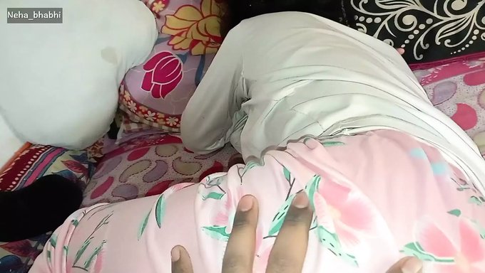 Sert Genç (18+) Seksin Ardından Neha Bhabhi'Nin Meme Uçlarına Boşalma