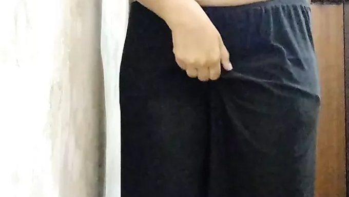 Yeni Evli Hint Kızı, Ilk Gecesinden Sonra Duş Alıyor