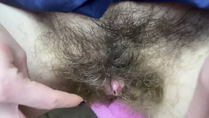 Duygusal Hintli Genç Kızın Büyük Klitorisi Ve Sıvı Fışkırtması