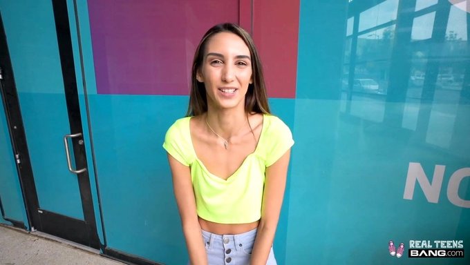 Göğüslü Natalia Nix, Muhteşem Bir Gösteride Tutkulu Seksin Tadını Çıkarıyor