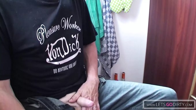 Bir Boynuzlu Adam, Üvey Kızının Bu Açık Videoda Sikişini Izliyor