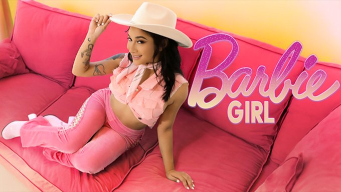 Babanın Kızı, Üvey Babanın Önünde Bir Parti Için Barbie Kıyafetiyle Giyinir.