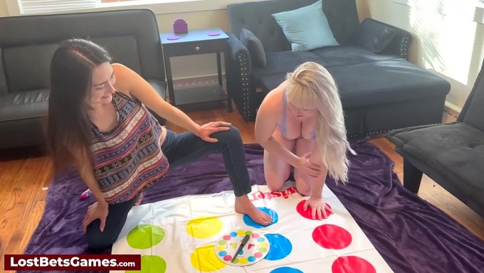 Sıcak Bir Twister Oyunu, Doğal Göğüsler Ve Oyuncaklarla Lezbiyen Bir Buluşmaya Dönüşüyor
