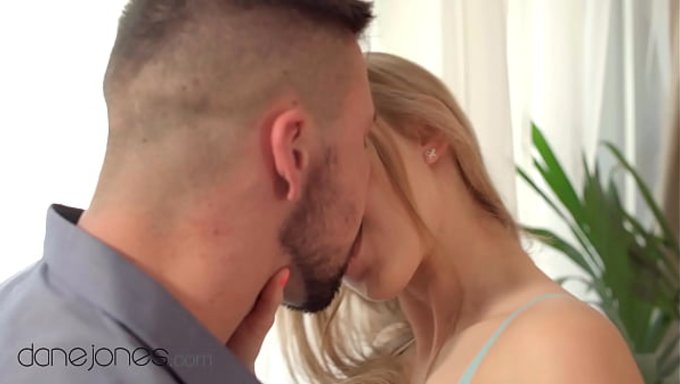 Jayla De Angelis, Çok Cinsel Bir Blowjob Yapan Ve Ardından Angelo Godshack Ile Romantik Bir Seks Yapan Güzel Bir Sarışın Polonyalı Kadın.