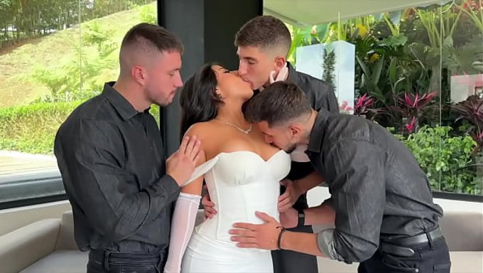 Ateşli Latin Güzeli Steffy Moreno, Sert Bir Gangbang'De Götünü Iyice Açtırıyor.