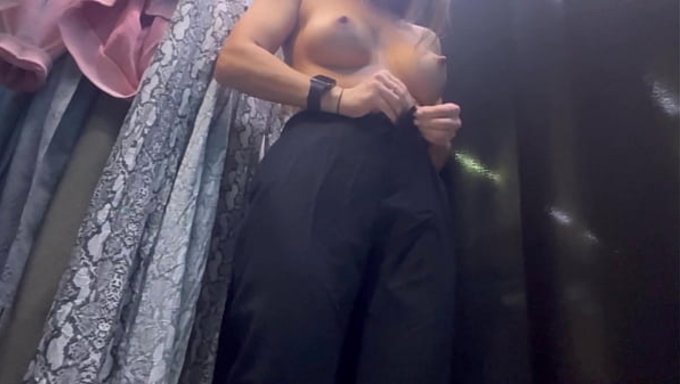 Ateşli Rus Milf, Gerçek Bir Soyunma Odasında Üstünü Değiştiriyor.