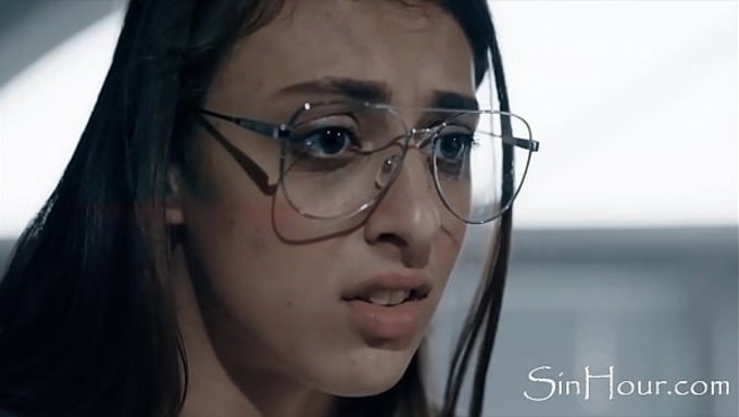 Rahip, Saf Bir Genç Kızı Anal Sekse Kandırıp Bekaretini Bozdu.