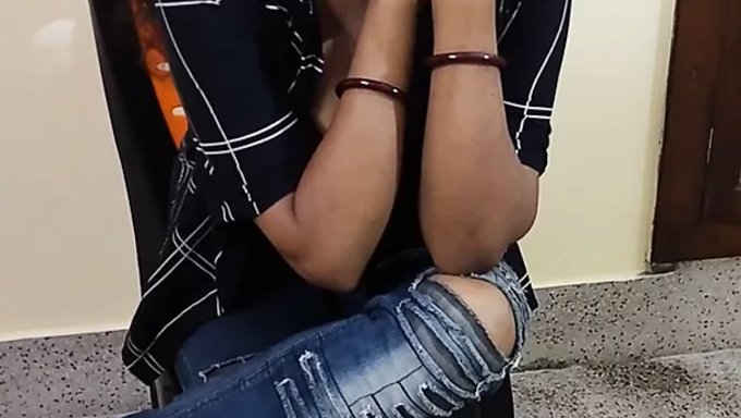 Tüylü Bir Amcığı Olan Seks Pozitif Hint Milf Simran'I Tanıyın
