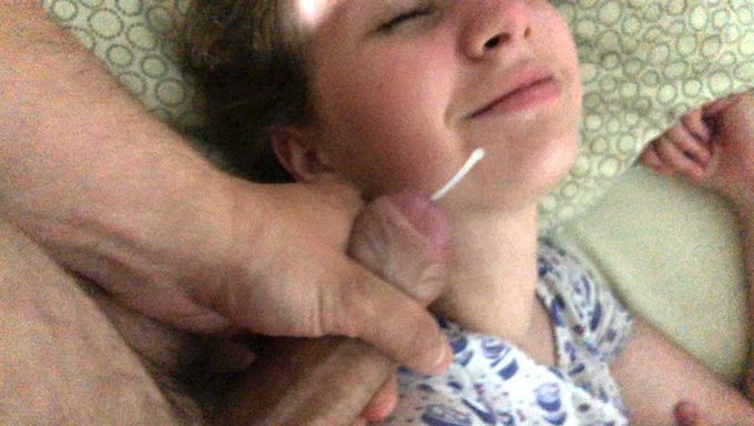 Üvey Kız Kardeşinin Mastürbasyonu Yüzüne Boşalma Ile Sonuçlanıyor
