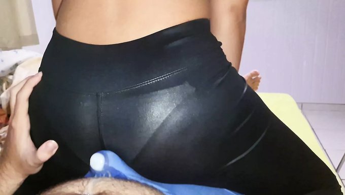 Brezilyalı Latin Mastürbasyon Yapıyor Ve Büyük Poposunu Beceriyor