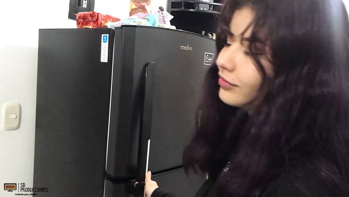 18+ Ispanyol Milf, Üvey Erkek Kardeşine Sakso Çekiyor Ve Boşalıyor