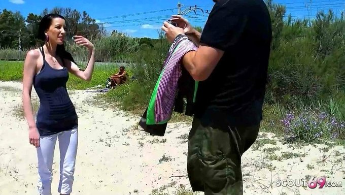 Ispanyol Genç Tania, Yaşlı Bir Adamdan Sert Anal Ve Oral Seks Alıyor
