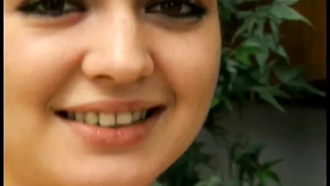 Büyük Göğüslü Kadın Anal Seks Alıyor
