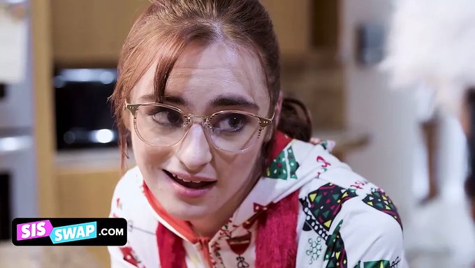 Amerikalı Gençler Üvey Kız Kardeşlerine Yakın Çekim Bir Deneyim Sunuyorlar