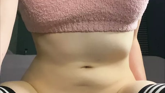 Büyük Yarağı Olan Kız Bad Dragon Jiletiyle Mastürbasyon Yapıyor