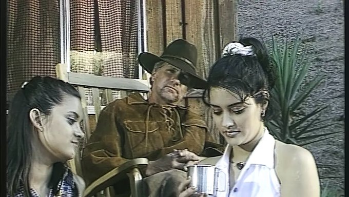 Iki Kovboy Dilleriyle Seni Tatmin Ediyor Ve Vintage Bir Üçlüde Boşalıyorlar