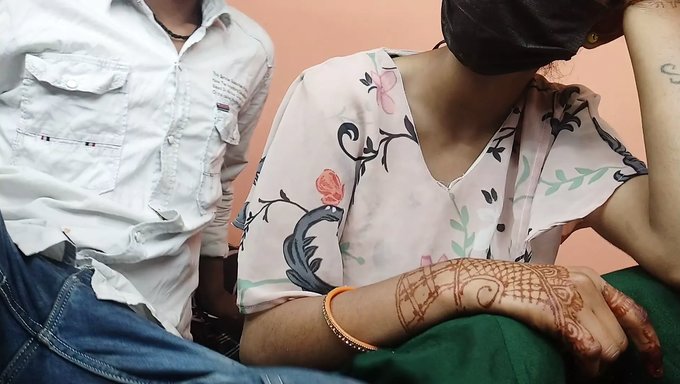 18 Yaşındaki Hintli Karısı Ev Yapımı Videoda Cowgirl Pozisyonunun Ve Creampie'Nin Tadını Çıkarıyor