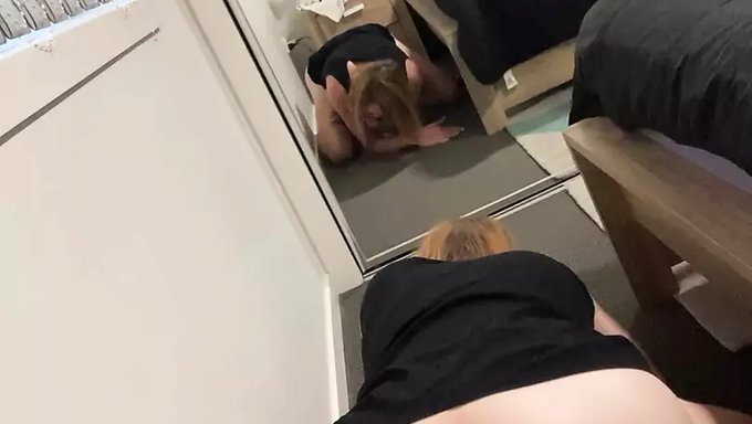 Gotik Kız, Dildo Ile Anal Oyunun Tadını Çıkarıyor